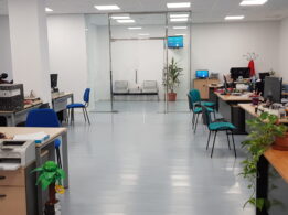 Interior de la secretaría visto desde el fondo